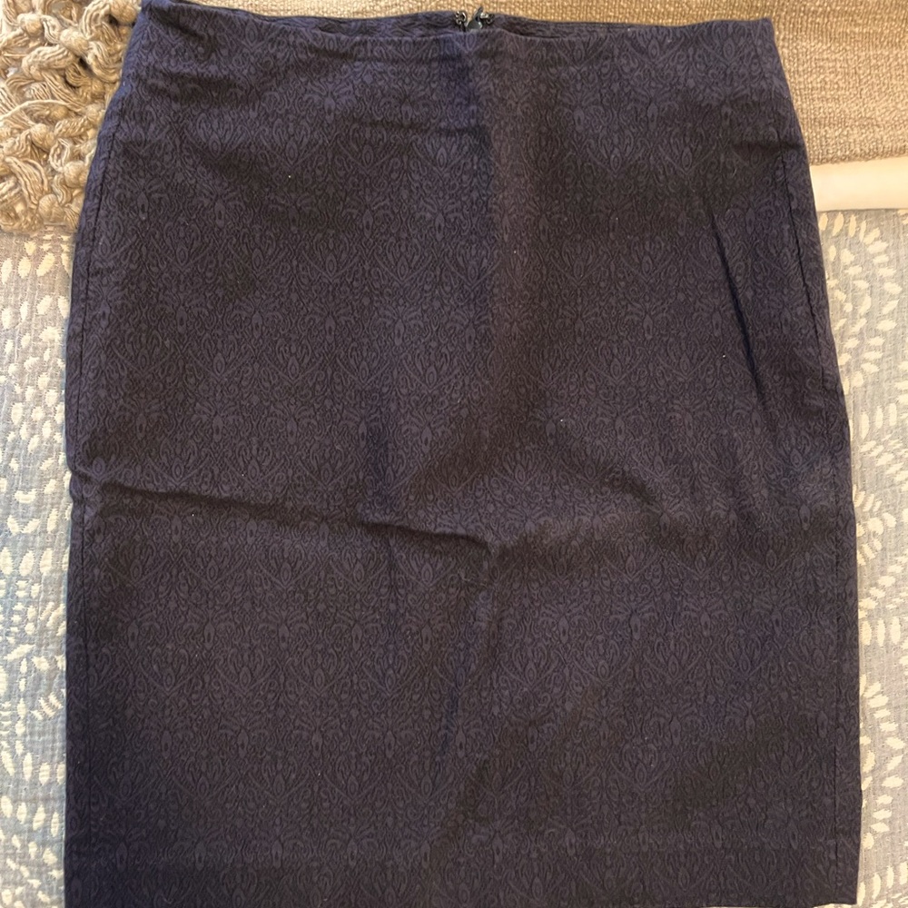 Banana Republic, size 6, high-waisted, above the knee, stretch pencil skirt